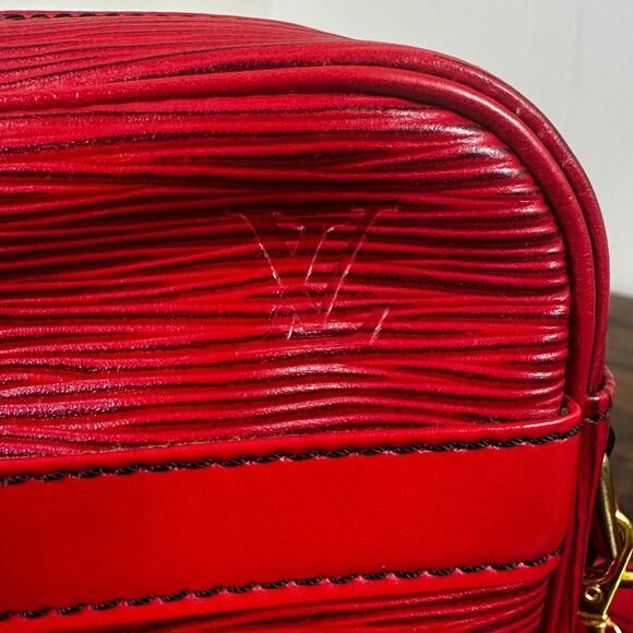Louis Vuitton Vintage Trocadero 24 Red Epi Leather Crossbody Bag - Picture 8 of 16
